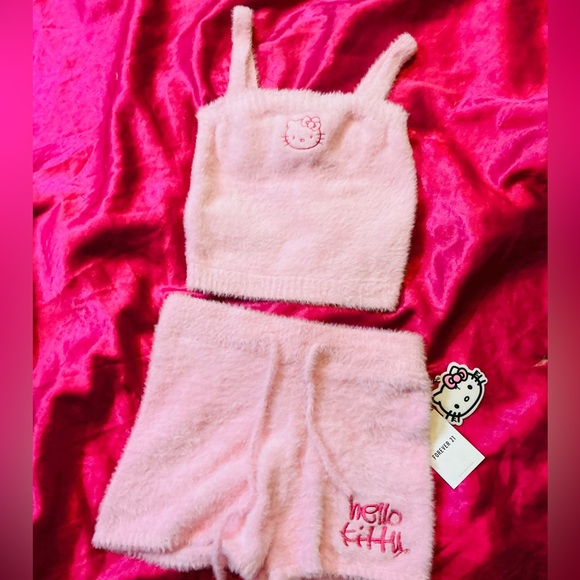 Hello Kitty Fuzzy Set 💕 - Picture 3 of 5
